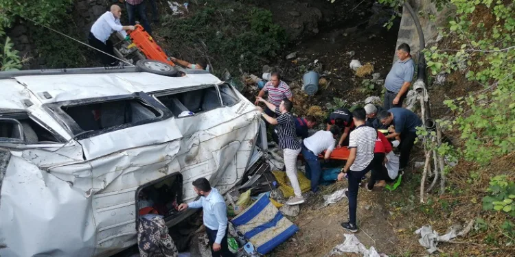 Fındık işçilerini taşıyan minibüs devrildi