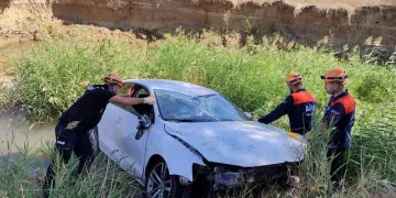 Direksiyon hakimiyetini kaybedip dereye uçtu
