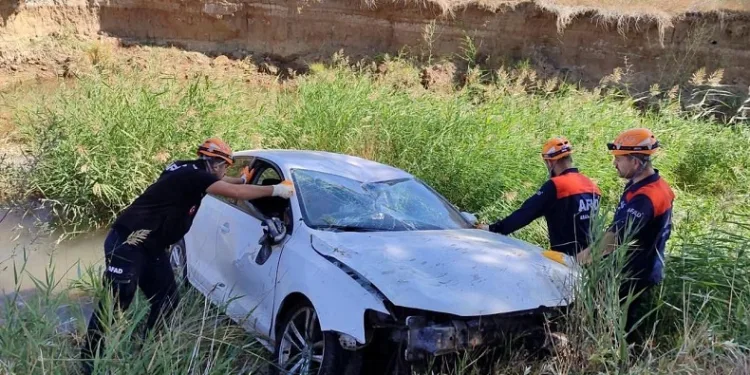 Direksiyon hakimiyetini kaybedip dereye uçtu