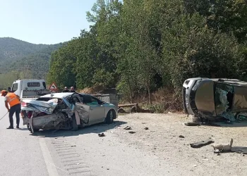 Seyir halindeki araç park halindeki otomobile çarptı
