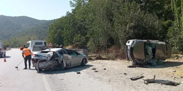 Seyir halindeki araç park halindeki otomobile çarptı