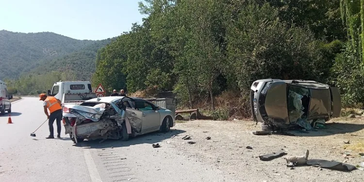 Seyir halindeki araç park halindeki otomobile çarptı