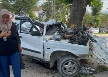 Otomobil ağaca saplandı: 2 yaralı