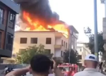 Metruk binadan alevler yükseldi