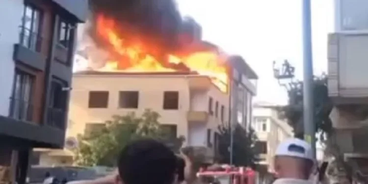 Metruk binadan alevler yükseldi