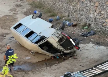 Bursa’da minibüs dereye uçtu
