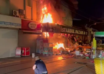 Bursa’da hediyelik eşya mağazası alev alev yandı