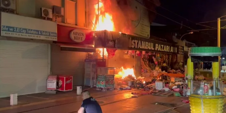 Bursa’da hediyelik eşya mağazası alev alev yandı