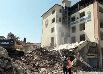 Mudanya’da 50 yıllık belediye binası yıkılıyor