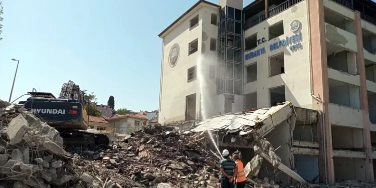 Mudanya’da 50 yıllık belediye binası yıkılıyor
