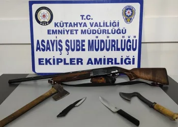 3 kişiden ruhsatsız av tüfeği ve kesici aletler ele geçirildi