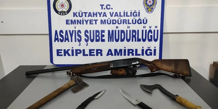 3 kişiden ruhsatsız av tüfeği ve kesici aletler ele geçirildi