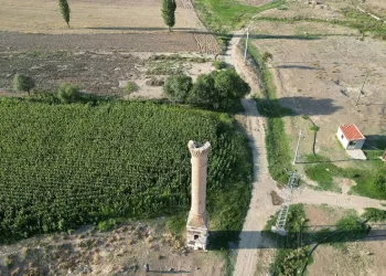Tarlaların ortasında 200 yıllık tarih