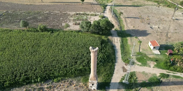 Tarlaların ortasında 200 yıllık tarih