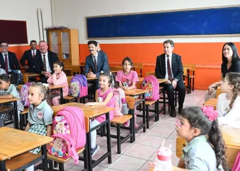 Başkan Karabatı öğrencilerin okul heyecanına ortak oldu