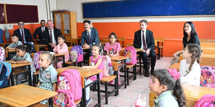 Başkan Karabatı öğrencilerin okul heyecanına ortak oldu