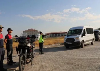 Jandarma ekipleri öğrenci servis araçlarını denetledi