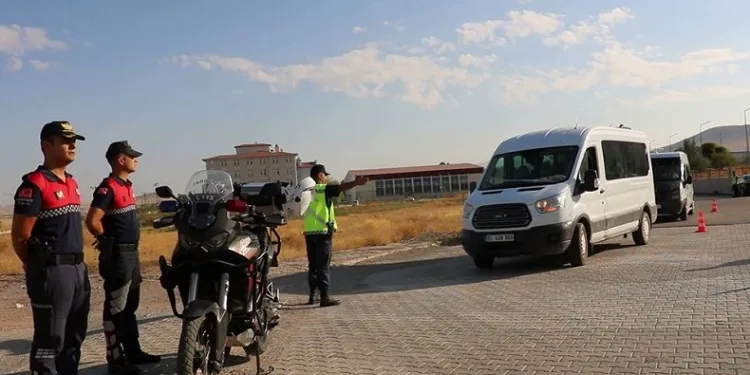 Jandarma ekipleri öğrenci servis araçlarını denetledi