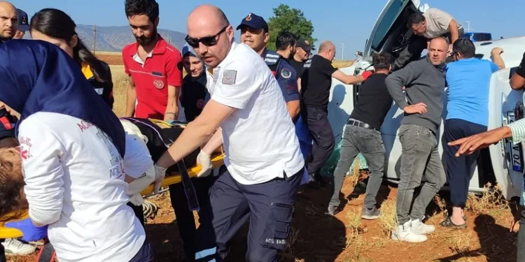Otomobil şarampole takla attı