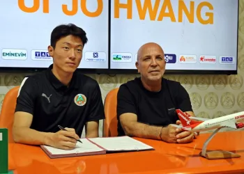 Alanyaspor’da yeni transfer Hwang için imza töreni düzenlendi