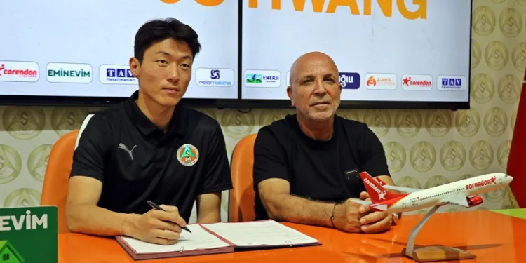 Alanyaspor’da yeni transfer Hwang için imza töreni düzenlendi