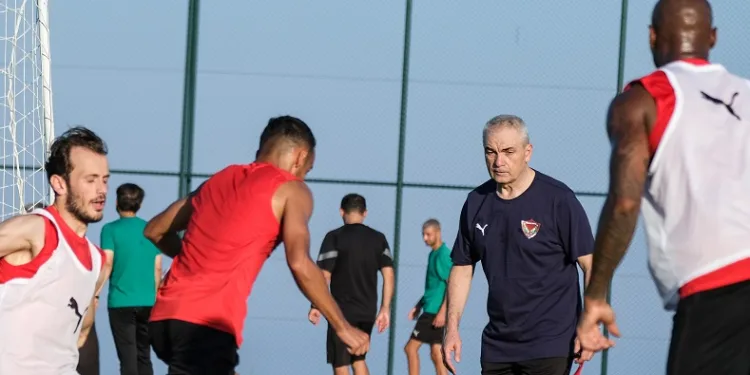 Hatayspor, Teknik Direktör Rıza Çalımbay yönetiminde ilk antrenmanını gerçekleştirdi