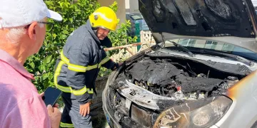 Park halindeki otomobilde yangın çıktı