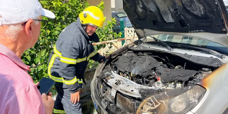 Park halindeki otomobilde yangın çıktı