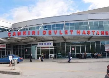 Otomobil ile motosiklet çarpıştı