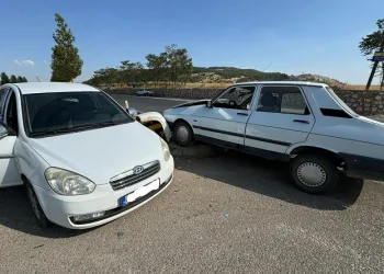 İki otomobil çarpıştı: 1 yaralı