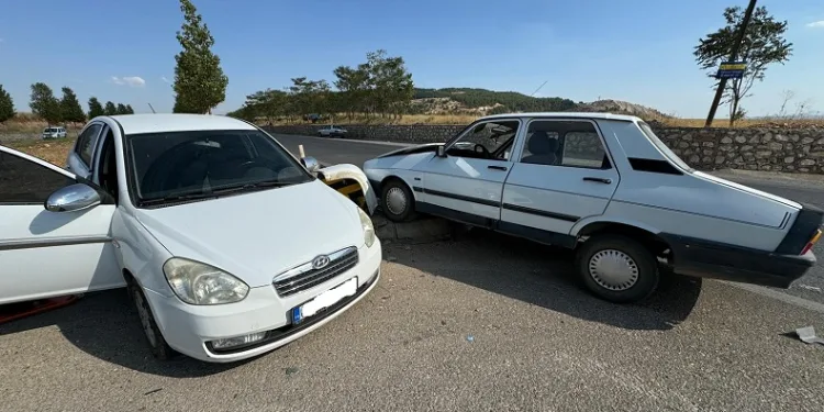 İki otomobil çarpıştı: 1 yaralı