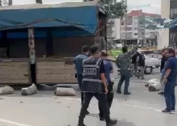 Üreticinin kamyonuyla kendi malını satması engellenince eylem yaptı