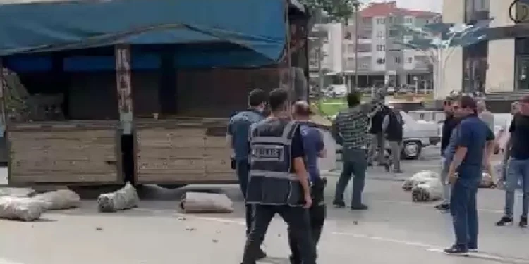 Üreticinin kamyonuyla kendi malını satması engellenince eylem yaptı