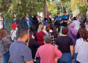 Polis ekipleri öğrencilere ve velilere basit güvenlik tedbirlerini anlattı