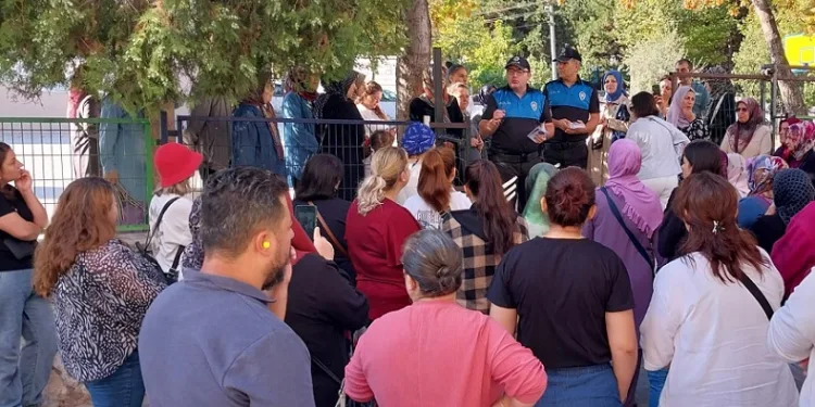 Polis ekipleri öğrencilere ve velilere basit güvenlik tedbirlerini anlattı