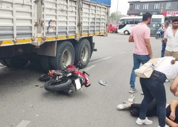 Kamyona çarpan motosiklet sürücüsü ağır yaralandı