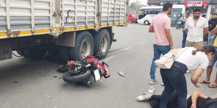 Kamyona çarpan motosiklet sürücüsü ağır yaralandı