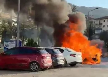 Tokat’ta alev topuna dönen otomobil adeta kül oldu