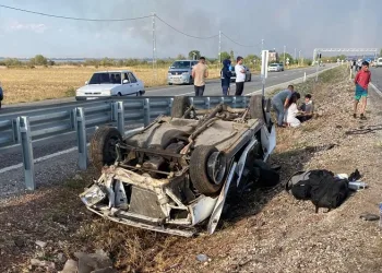 Konya’da otomobil refüje devrildi