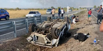 Konya’da otomobil refüje devrildi