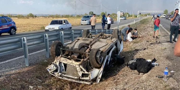 Konya’da otomobil refüje devrildi