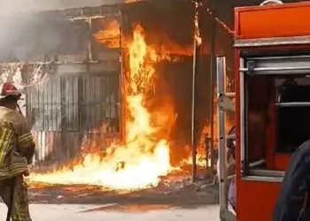 Büfede başlayan yangın mobilya imalathanesine sıçradı