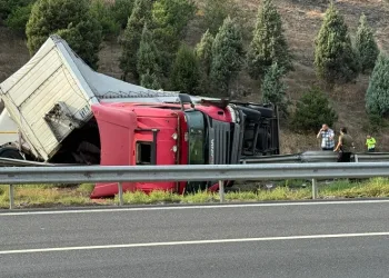 Kolonya yüklü tır devrildi, otoyol trafiğe kapandı