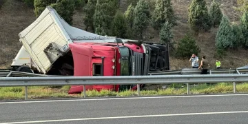 Kolonya yüklü tır devrildi, otoyol trafiğe kapandı