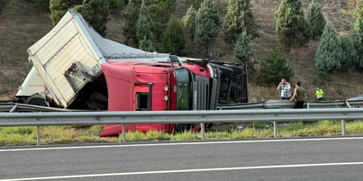 Kolonya yüklü tır devrildi, otoyol trafiğe kapandı