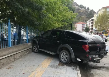 Kontrolden çıkan kamyonet okul duvarına çarptı