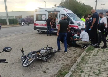 Bursa’da motosiklet dönüş yapan araca çarptı