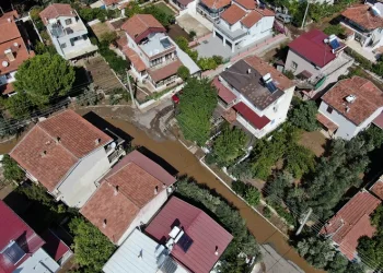İzmir’i sağanak vurdu
