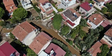 İzmir’i sağanak vurdu