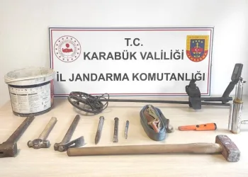 Tarihi kentte define arayan 5 kişi yakalandı